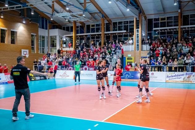DSC coach Alexander Waibl li arranges his starting six at the beginning of the match GER, Volleyball, Women, DVV Cup, Round of 16, 1 VC Stralsund Dresdner SC, Season 2023 2024, Diesterweghalle, Stralsund