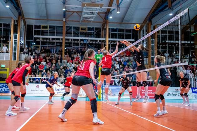 Lena Linke DSC, right, tries to be on the ball in front of setter Lisa Senger STR, mi GER, Volleyball, Women, DVV Cup, round of 16, 1 VC Stralsund Dresdner SC, 2023 2024 season, Diesterweghalle, Stralsund