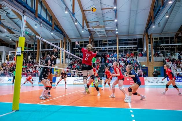 Attack by outside attacker Birte Kaschützke STR, mi GER, volleyball, women, DVV Cup, round of 16, 1 VC Stralsund Dresdner SC, 2023 2024 season, Diesterweghalle, Stralsund