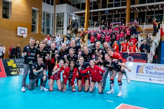 Team photo of Dresdner SC in front of the fans GER, Volleyball, Women, DVV Cup, Round of 16, 1 VC Stralsund Dresdner SC, Season 2023 2024, Diesterweghalle, Stralsund