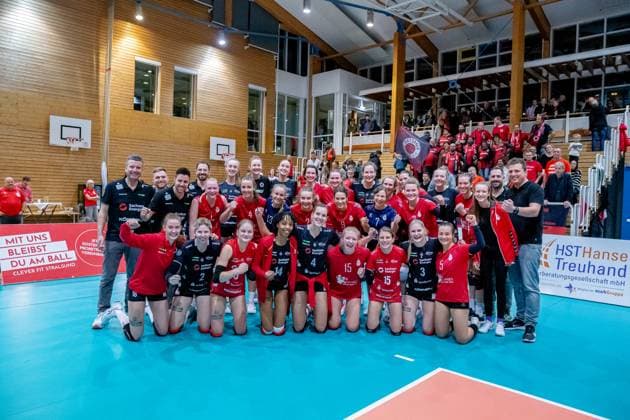 Group photo of both teams in front of the guest block GER, Volleyball, Women, DVV Cup, Round of 16, 1 VC Stralsund Dresdner SC, Season 2023 2024, Diesterweghalle, Stralsund