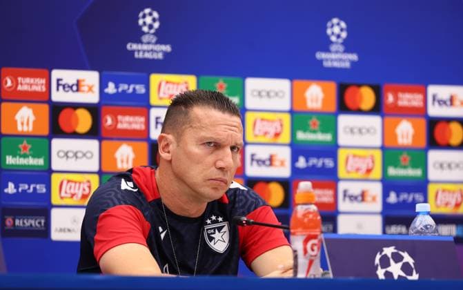 Red Star Belgrade RB Leipzig PK Champions League Beograd, 06 11 2023, Stadion Rajko Mitic, Fußball , UEFA Champions League, Gruppe G , 4 Spieltag, Matchday 1 , Red Star Belgrade vs RB Leipzig , Press conference before the match , Im Bild Trainer Barak Bakhar Red Star Belgrade , Foto nur zur redaktionellen Nutzung bestimmt , UEFA regulations prohibit any use of photographs as image sequences and or quasi video ,