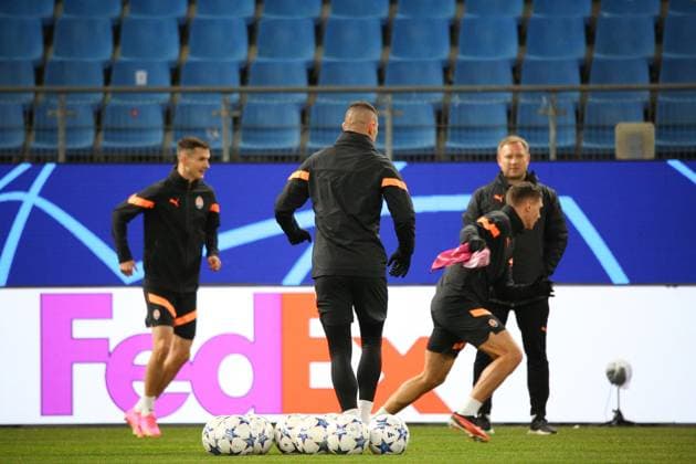 Soccer Men Season 2023 2024 UEFA Champions League I Matchday 4 Training at Volksparkstadion I Shakhtar Donetsk 06 11 2023 The players of Shakhtar Donetsk warm up Hamburg Volksparkstadion Hamburg Germany Copyright: xLobecax xHenningxRohlfsx