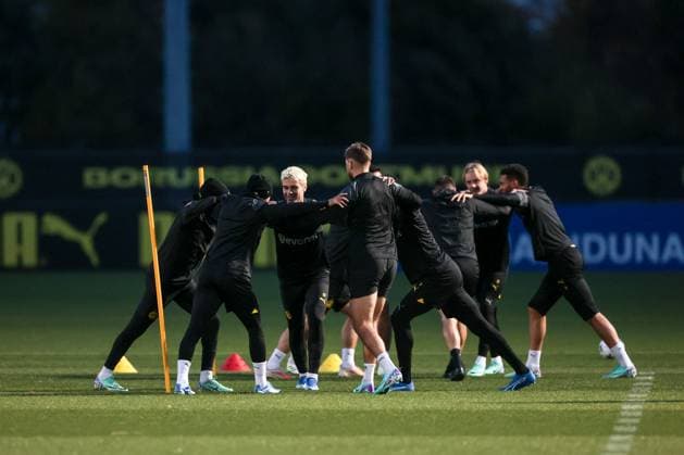 06 11 2023, Football, Season 2023 2024, UCL, UEFA Champions League, Group stage, Matchday 4, Final training Borussia Dortmund, Giovanni Reyna Borussia Dortmund and his teammates stretch, Dortmund Signal Iduna Park NRW Germany xRHR PHOTO DEx Copyright: DennisxEwert RHR-FOTOx RHR-FOTO DE