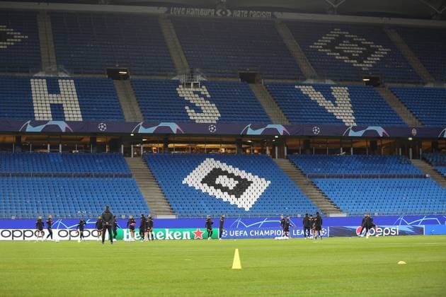 Soccer Men Season 2023 2024 UEFA Champions League I Matchday 4 Training at Volksparkstadion I Shakhtar Donetsk 06 11 2023 The players of Shakhtar Donetsk warm up in front of the stands of the HSV Stadium Hamburg Volksparkstadion Hamburg Germany Copyright: xLobecax xHenningxRohlfsx