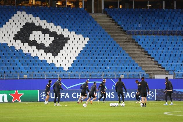 Soccer Men Season 2023 2024 UEFA Champions League I Matchday 4 Training at Volksparkstadion I Shakhtar Donetsk 06 11 2023 The players of Shakhtar Donetsk warm up in front of the stands of the HSV Stadium Hamburg Volksparkstadion Hamburg Germany Copyright: xLobecax xHenningxRohlfsx