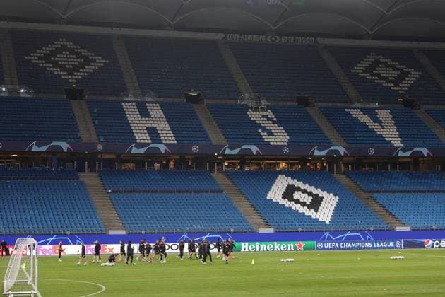 Soccer Men Season 2023 2024 UEFA Champions League I Matchday 4 Training at Volksparkstadion I Shakhtar Donetsk 06 11 2023 The players of Shakhtar Donetsk warm up in front of the stands of the HSV Stadium Hamburg Volksparkstadion Hamburg Germany Copyright: xLobecax xHenningxRohlfsx