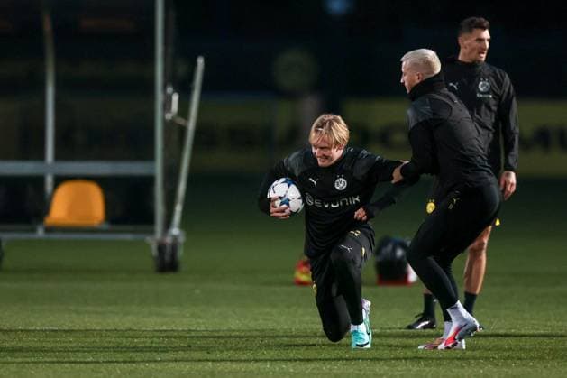 06 11 2023, Football, Season 2023 2024, UCL, UEFA Champions League, Group stage, Matchday 4, Final training Borussia Dortmund, f l Julian Brandt Borussia Dortmund on the ground, Marco Reus Borussia Dortmund helps him up, Dortmund Signal Iduna Park NRW Germany xRHR PHOTO DEx Copyright: DennisxEwert RHR-FOTOx RHR-FOTO DE