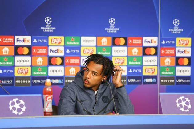 Soccer Men Season 2023 2024 UEFA Champions League I Matchday 4 Press Conference I FC Barcelona 06 11 2023 Jules Kounde 23, FC Barcelona scratches his head Hamburg Volksparkstadion Hamburg Germany Copyright: xLobecax xHenningxRohlfsx