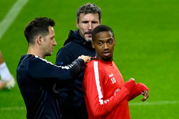 Sport Bilder des Tages Media activities R Antwerp FC - Champions League 06 11 2023 PORTO, PORTUGAL - NOVEMBER 06 : Balikwisha Michel-Ange forward of Antwerp FC and Van Bommel Mark head coach of Antwerp FC pictured during a training session prior to the UEFA Champions League match between FC Porto and Royal Antwerp FC on November 6, 2023 in Porto, Portugal, 06 11 2023 Porto Portugal  Copyright: xPeterxDexVoechtx