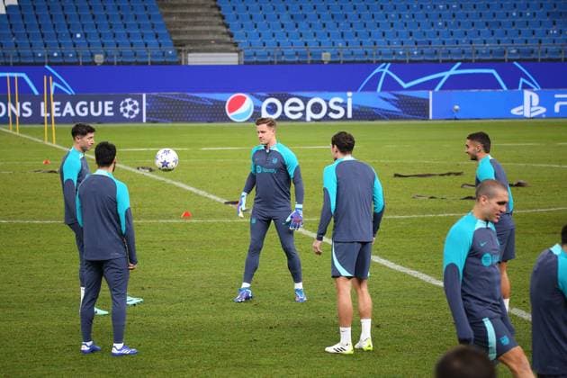 Soccer Men Season 2023 2024 UEFA Champions League I Matchday 4 Training at Volksparkstadion I FC Barcelona 06 11 2023 FC Barcelona warming up at Volksparkstadion Hamburg Volksparkstadion Hamburg Germany Copyright: xLobecax xHenningxRohlfsx