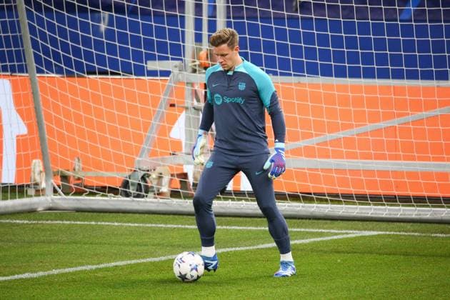 Soccer Men Season 2023 2024 UEFA Champions League I 4 Matchday Training at Volksparkstadion I FC Barcelona 06 11 2023 Marc Andre ter Stegen 1, FC Barcelona on the ball Hamburg Volksparkstadion Hamburg Germany Copyright: xLobecax xHenningxRohlfsx