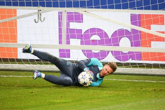 Soccer Men Season 2023 2024 UEFA Champions League I Matchday 4 Training at Volksparkstadion I FC Barcelona 06 11 2023 Marc Andre ter Stegen 1, FC Barcelona parries the ball Hamburg Volksparkstadion Hamburg Germany Copyright: xLobecax xHenningxRohlfsx
