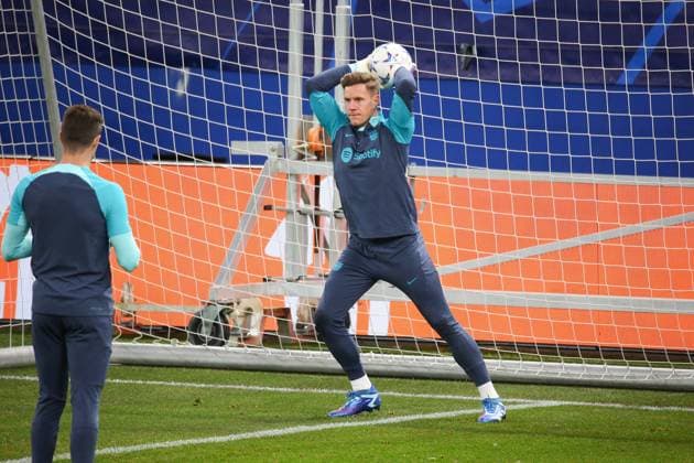 Soccer Men Season 2023 2024 UEFA Champions League I 4 Matchday Training at Volksparkstadion I FC Barcelona 06 11 2023 Marc Andre ter Stegen 1, FC Barcelona throws the ball Hamburg Volksparkstadion Hamburg Germany Copyright: xLobecax xHenningxRohlfsx