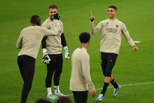 UEFA ENTRAINEMENT DU PSG PHOTOPQR LE PARISIEN Le Parisien Arnaud Journois ; MILAN ; 06 11 2023 ; FOOTBALL , LIGUE DES CHAMPIONS UEFA , PHASE DE GROUPES 4E JOURNEE , 06 11 2023 , MILAN ( ITALIE ) STADE GIUSEPPE MEAZZA SAN SIRO MILAN AC - PARIS SG ACHRAF HAKIMI PHOTO LE PARISIEN ARNAUD JOURNOIS nov 6th 2023. PSG a day before UEFA league match against -Milan -ac MILAN 75 France  Copyright: xPHOTOPQR LExPARISIEN MAXPPPxLexParisienx xArnaudxJournoisx 20231106LPA0358 20231106LPA0358