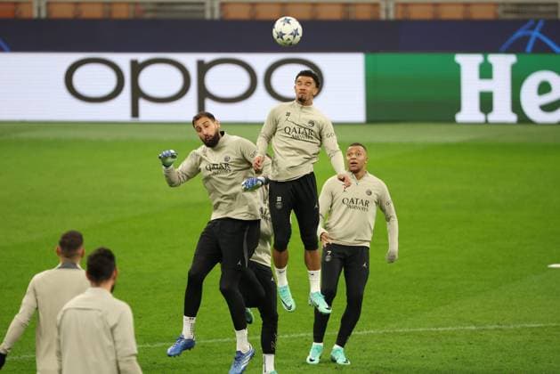 UEFA ENTRAINEMENT DU PSG PHOTOPQR LE PARISIEN Le Parisien Arnaud Journois ; MILAN ; 06 11 2023 ; FOOTBALL , LIGUE DES CHAMPIONS UEFA , PHASE DE GROUPES 4E JOURNEE , 06 11 2023 , MILAN ( ITALIE ) STADE GIUSEPPE MEAZZA SAN SIRO MILAN AC - PARIS SG GIANLUIGI DONNARUMMA , WARREN ZAIRE EMERY , KYLIAN MBAPPE PHOTO LE PARISIEN ARNAUD JOURNOIS nov 6th 2023. PSG a day before UEFA league match against -Milan -ac MILAN 75 France  Copyright: xPHOTOPQR LExPARISIEN MAXPPPxLexParisienx xArnaudxJournoisx 20231106LPA0359 20231106LPA0359