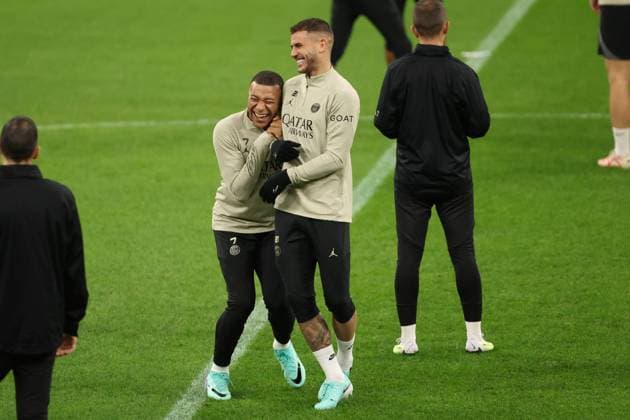 Sport Bilder des Tages UEFA ENTRAINEMENT DU PSG PHOTOPQR LE PARISIEN Le Parisien Arnaud Journois ; MILAN ; 06 11 2023 ; FOOTBALL , LIGUE DES CHAMPIONS UEFA , PHASE DE GROUPES 4E JOURNEE , 06 11 2023 , MILAN ( ITALIE ) STADE GIUSEPPE MEAZZA SAN SIRO MILAN AC - PARIS SG KYLIAN MBAPPE , LUCAS HERNANDEZ PHOTO LE PARISIEN ARNAUD JOURNOIS nov 6th 2023. PSG a day before UEFA league match against -Milan -ac MILAN 75 France  Copyright: xPHOTOPQR LExPARISIEN MAXPPPxLexParisienx xArnaudxJournoisx 20231106LPA0364 20231106LPA0364
