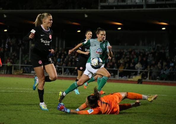 Sport Themen der Woche KW45 Sport Bilder des Tages 06.11.2023, xgrfx, Fussball 1.Bundesliga Damen, SV Werder Bremen - Eintracht Frankfurt emspor, v.l. Laura freigang (Eintracht Frankfurt), Livia Peng (Werder Bremen) (DFL DFB REGULATIONS PROHIBIT ANY USE OF PHOTOGRAPHS as IMAGE SEQUENCES and or QUASI-VIDEO) Bremen *** 06 11 2023, xgrfx, Soccer 1 Bundesliga Women, SV Werder Bremen Eintracht Frankfurt emspor, v l Laura freigang Eintracht Frankfurt , Livia Peng Werder Bremen DFL DFB REGULATIONS PROHIBIT ANY USE OF PHOTOGRAPHS as IMAGE SEQUENCES and or QUASI VIDEO Bremen
