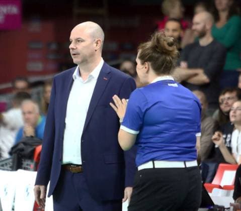 head coach Gregory BANKS Berlin , does not agree with a decision He Volleyballl, Bundesliga 2023 24 WWK Volleys Herrsching vs Berlin Recycling Volleys, 06 11 23 BMW Park, Munich, Copyright: WolfgangxFehrmann