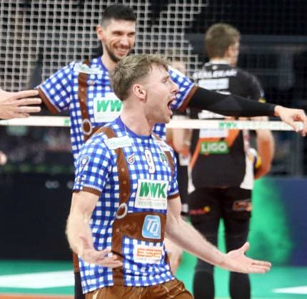 Eric BURGGRAEF Herrsching , shortly before winning set 2 He Volleyballl, Bundesliga 2023 24 WWK Volleys Herrsching vs Berlin Recycling Volleys, 06 11 23 BMW Park, Munich, Copyright: WolfgangxFehrmann