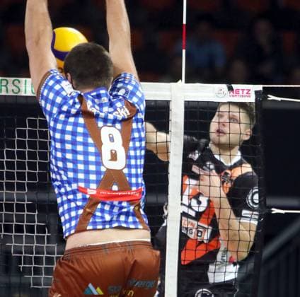from left Jonas KAMINSKI Herrsching GER , Ruben SCHOTT Berlin , He Volleyballl, Bundesliga 2023 24 WWK Volleys Herrsching vs Berlin Recycling Volleys, 06 11 23 BMW Park, Munich, Copyright: WolfgangxFehrmann