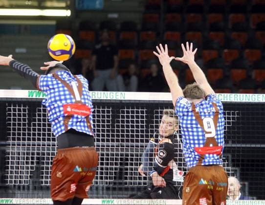 from left Ilic DORDE Herrsching SRB , Robert TAEHT Berlin , Eric BURGGRAEF Herrsching , He Volleyballl, Bundesliga 2023 24 WWK Volleys Herrsching vs Berlin Recycling Volleys, 06 11 23 BMW Park, Munich, Copyright: WolfgangxFehrmann