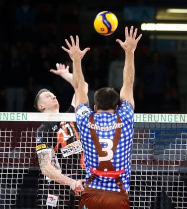 from left Marek SOTOLA Berlin CZ , Josef SCHNEIDMUELLER Herrsching , He Volleyballl, Bundesliga 2023 24 WWK Volleys Herrsching vs Berlin Recycling Volleys, 06 11 23 BMW Park, Munich, Copyright: WolfgangxFehrmann