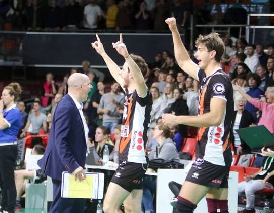 Berlin joy and jubilation after the victory, He Volleyballl, Bundesliga 2023 24 WWK Volleys Herrsching vs Berlin Recycling Volleys, 06 11 23 BMW Park, Munich, Copyright: WolfgangxFehrmann