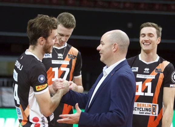 from left front Leon DERVISAL Berlin , headcoach Gregory BANKS Berlin , He Volleyballl, Bundesliga 2023 24 WWK Volleys Herrsching vs Berlin Recycling Volleys, 06 11 23 BMW Park, Munich, Copyright: WolfgangxFehrmann