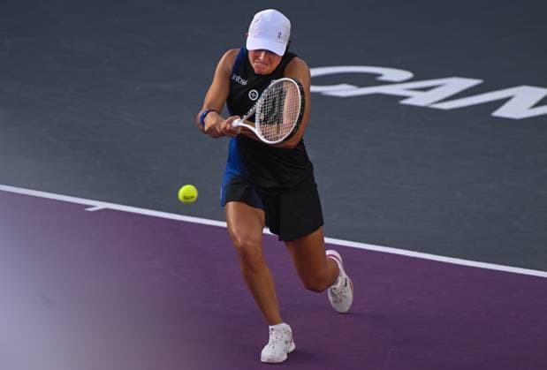 2023 WTA, Tennis Damen Finals - Final Singles CANCUN, MEXICO - NOVEMBER 6 Iga Swiatek of Poland in action against Jessica Pegula of the USA during the final of GNP Seguros WTA Finals Cancun 2023, part of the Hologic WTA Tour, on November 6, 2023, in Cancun, Quintana Roo, Mexico. Cancun Mexico  Copyright: xArturxWidakx originalFilename:widak-2023wtaf231106_npKhB.jpg