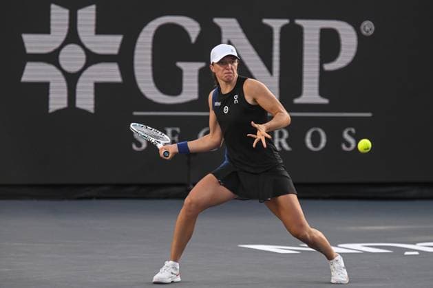 2023 WTA, Tennis Damen Finals - Final Singles CANCUN, MEXICO - NOVEMBER 6 Iga Swiatek of Poland in action against Jessica Pegula of the USA during the final of GNP Seguros WTA Finals Cancun 2023, part of the Hologic WTA Tour, on November 6, 2023, in Cancun, Quintana Roo, Mexico. Cancun Mexico  Copyright: xArturxWidakx originalFilename:widak-2023wtaf231106_np8N6.jpg