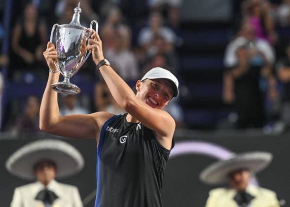 2023 WTA, Tennis Damen Finals - Final Singles CANCUN, MEXICO - NOVEMBER 6 Iga Swiatek of Poland with the winner Trophy after she beats Jessica Pegula of the USA in wins the final of GNP Seguros WTA Finals Cancun 2023, part of the Hologic WTA Tour, on November 6, 2023, in Cancun, Quintana Roo, Mexico. Cancun Mexico  Copyright: xArturxWidakx originalFilename:widak-2023wtaf231106_npXGA.jpg