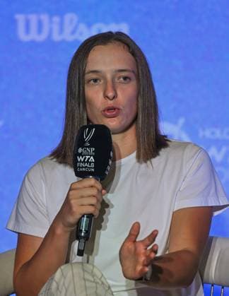 2023 WTA, Tennis Damen Finals - Final Singles CANCUN, MEXICO - NOVEMBER 6 Iga Swiatek of Poland during a press conference, PK, Pressekonferenz after she wins against Jessica Pegula of the USA during the final of GNP Seguros WTA Finals Cancun 2023, part of the Hologic WTA Tour, on November 6, 2023, in Cancun, Quintana Roo, Mexico. Cancun Mexico Copyright: xArturxWidakx originalFilename:widak-2023wtaf231106_npPZE.jpg