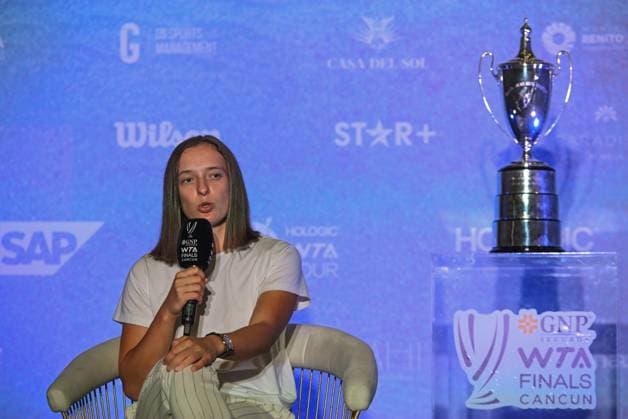 2023 WTA, Tennis Damen Finals - Final Singles CANCUN, MEXICO - NOVEMBER 6 Iga Swiatek of Poland during a press conference, PK, Pressekonferenz after she wins against Jessica Pegula of the USA during the final of GNP Seguros WTA Finals Cancun 2023, part of the Hologic WTA Tour, on November 6, 2023, in Cancun, Quintana Roo, Mexico. Cancun Mexico Copyright: xArturxWidakx originalFilename:widak-2023wtaf231106_npdSl.jpg