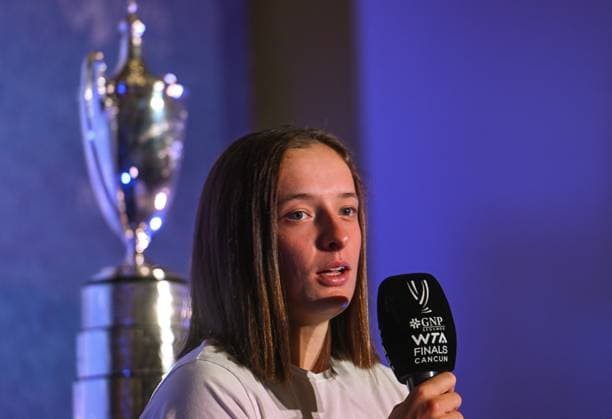 2023 WTA, Tennis Damen Finals - Final Singles CANCUN, MEXICO - NOVEMBER 6 Iga Swiatek of Poland during a press conference, PK, Pressekonferenz after she wins against Jessica Pegula of the USA during the final of GNP Seguros WTA Finals Cancun 2023, part of the Hologic WTA Tour, on November 6, 2023, in Cancun, Quintana Roo, Mexico. Cancun Mexico Copyright: xArturxWidakx originalFilename:widak-2023wtaf231106_npEqa.jpg