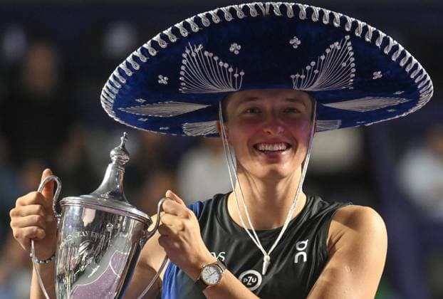 2023 WTA, Tennis Damen Finals - Final Singles CANCUN, MEXICO - NOVEMBER 6 Iga Swiatek of Poland with the winner Trophy after she beats Jessica Pegula of the USA in wins the final of GNP Seguros WTA Finals Cancun 2023, part of the Hologic WTA Tour, on November 6, 2023, in Cancun, Quintana Roo, Mexico. Cancun Mexico  Copyright: xArturxWidakx originalFilename:widak-2023wtaf231106_npOaB.jpg