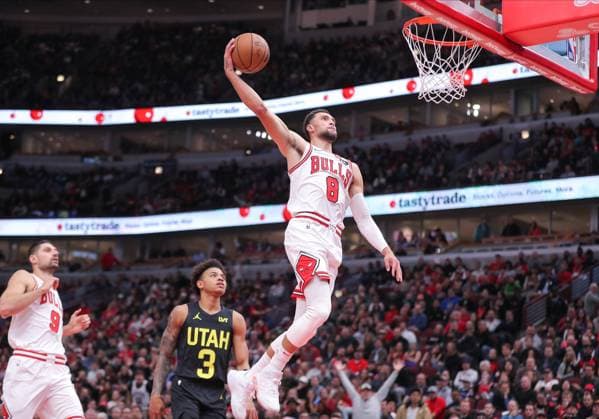 Bilder des Jahres 2023, Sport 11 November Sport Themen der Woche KW45 Sport Bilder des Tages CHICAGO, IL - NOVEMBER 06: Zach LaVine 8 of the Chicago Bulls drives to the basket for a slam dunk against the Utah Jazz during the first half at the United Center on November 6, 2023 in Chicago, Illinois. (Photo by Melissa Tamez Icon Sportswire) NBA, Basketball Herren, USA NOV 06 Jazz at Bulls EDITORIAL USE ONLY Icon23110614