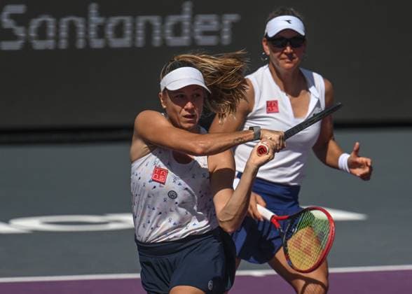 2023 WTA, Tennis Damen Finals - Final Doubles CANCUN, MEXICO - NOVEMBER 6 Ellen Perez (L) of Australia and Nicole Melichar-Martinez (R) of the USA and vs Laura Siegemund of Germany), during the final of GNP Seguros WTA Finals Cancun 2023, part of the Hologic WTA Tour, on November 6, 2023, in Cancun, Quintana Roo, Mexico. Cancun Mexico  Copyright: xArturxWidakx originalFilename:widak-2023wtaf231106_nphVZ.jpg