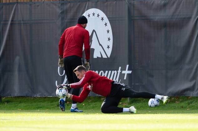 Football, Men, Season 2023 2024, Champions League, Training of 1 FC Union Berlin at the stadium An der Alten Försterei the day before the match against SSC Napoli, f l goalkeeper Jakob Busk 1 FC Union Berlin , goalkeeper Alexander Schwolow 1 FC Union Berlin , 07 11 2023, Copyright: xSebastianxRäppold MatthiasxKochx