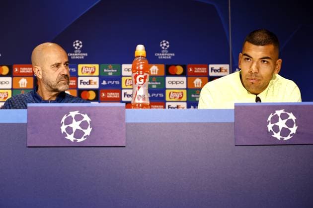 EINDHOVEN - (l-r) PSV Eindhoven coach Peter Bosz, PSV Eindhoven goalkeeper Walter Benitez during the MD-1 press conference, PK, Pressekonferenz prior to the UEFA Champions League group B match against RC Lens at the Phillips stadium on November 7, 2023 in Eindhoven, Netherlands. ANP MAURICE VAN STEEN UEFA Champions League 2023 24 2023 2024 xVIxANPxSportx xxANPxIVx 483240837 originalFilename: 483240837.jpg