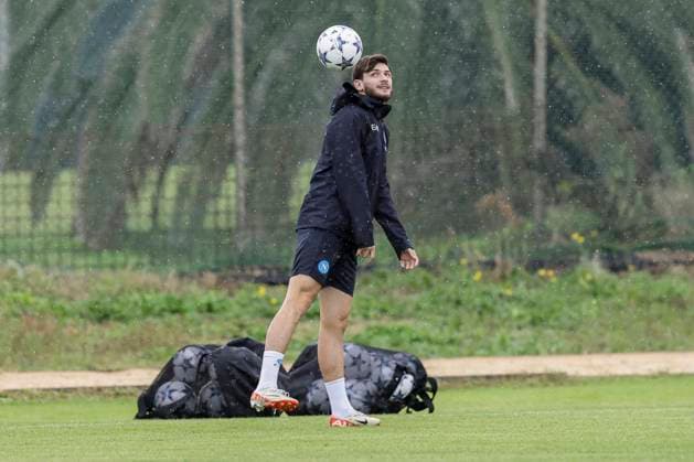 Italy: training session SSC Napoli SSC Napoli™s forward Khvicha Kvaratskhelia controls the ball during training ahead of the UEFA Champions League match against Union Berlin at the Konami Center on 07 November 2023, in Castel Volturno, Italy. ABPH7737A Copyright: xAntonioxBalascox