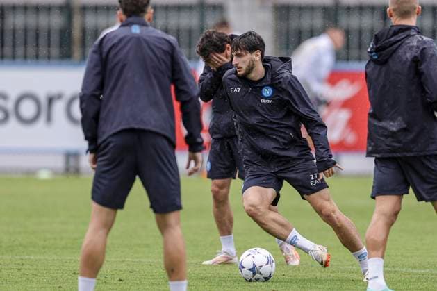 Italy: training session SSC Napoli SSC Napoli™s forward Khvicha Kvaratskhelia controls the ball during training ahead of the UEFA Champions League match against Union Berlin at the Konami Center on 07 November 2023, in Castel Volturno, Italy. ABPH8315A Copyright: xAntonioxBalascox