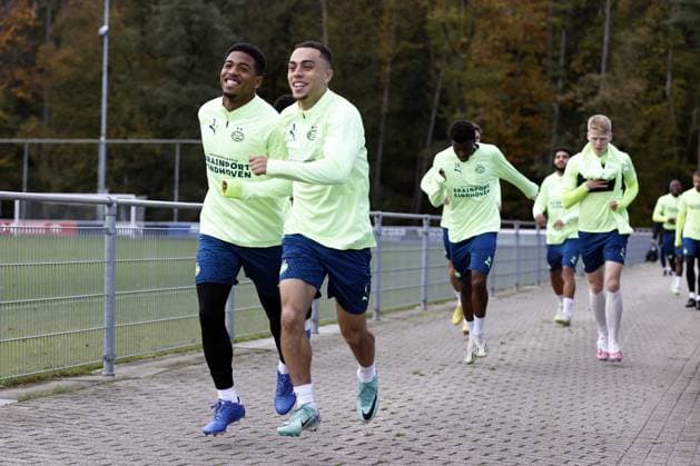 EINDHOVEN - (l-r) Shurandy Sambo of PSV Eindhoven, Sergino Dest of PSV Eindhoven during the MD-1 training session prior to the UEFA Champions League group B match against RC Lens at PSV Campus De Herdgang on November 7, 2023 in Eindhoven, Netherlands. ANP MAURICE VAN STEEN UEFA Champions League 2023 24 2023 2024 xVIxANPxSportx xxANPxIVx 483250565 originalFilename: 483250565.jpg