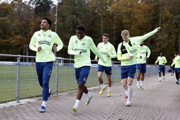 EINDHOVEN - (l-r) Malik Tillman of PSV Eindhoven, Isaac Babadi of PSV Eindhoven, Guus Til of PSV Eindhoven, Jerdy Schouten of PSV during the MD-1 training session prior to the UEFA Champions League group B match against RC Lens at PSV Campus De Herdgang on November 7, 2023 in Eindhoven, Netherlands. ANP MAURICE VAN STEEN UEFA Champions League 2023 24 2023 2024 xVIxANPxSportx xxANPxIVx 483250618 originalFilename: 483250618.jpg