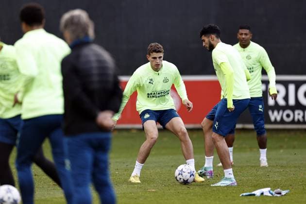 EINDHOVEN - (l-r) Guus Til of PSV Eindhoven, Ricardo Pepi of PSV Eindhoven during the MD-1 training session prior to the UEFA Champions League group B match against RC Lens at PSV Campus De Herdgang on November 7, 2023 in Eindhoven, Netherlands. ANP MAURICE VAN STEEN UEFA Champions League 2023 24 2023 2024 xVIxANPxSportx xxANPxIVx 483250946 originalFilename: 483250946.jpg