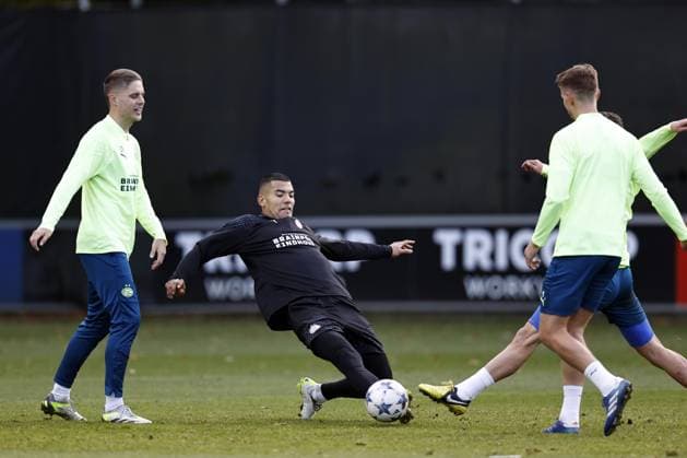 EINDHOVEN - (l-r) Joey Veerman of PSV Eindhoven, PSV Eindhoven goalkeeper Walter Benitez during the MD-1 training session prior to the UEFA Champions League group B match against RC Lens at PSV Campus De Herdgang on November 7, 2023 in Eindhoven, Netherlands. ANP MAURICE VAN STEEN UEFA Champions League 2023 24 2023 2024 xVIxANPxSportx xxANPxIVx 483251060 originalFilename: 483251060.jpg