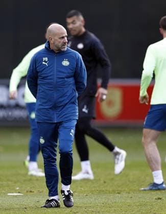 EINDHOVEN - PSV Eindhoven coach Peter Bosz during the MD-1 training session prior to the UEFA Champions League group B match against RC Lens at PSV Campus De Herdgang on November 7, 2023 in Eindhoven, Netherlands. ANP MAURICE VAN STEEN UEFA Champions League 2023 24 2023 2024 xVIxANPxSportx xxANPxIVx 483251127 originalFilename: 483251127.jpg