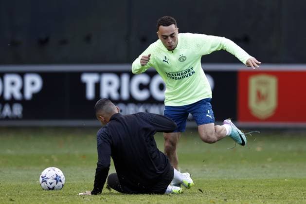 EINDHOVEN - (l-r) PSV Eindhoven goalkeeper Walter Benitez, Sergino Dest of PSV Eindhoven during the MD-1 training session prior to the UEFA Champions League group B match against RC Lens at PSV Campus De Herdgang on November 7, 2023 in Eindhoven, Netherlands. ANP MAURICE VAN STEEN UEFA Champions League 2023 24 2023 2024 xVIxANPxSportx xxANPxIVx 483251269 originalFilename: 483251269.jpg