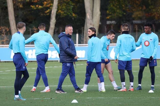 DEU, DFL, 2 FBL Hertha BSC, Training, 07 11 2023, Sportforum, Berlin, DEU, DFL, 2 FBL Hertha BSC, Training, im Bild Cheftrainer Pal Dardai Hertha BSC Berlin , Hertha Spielerkreis DFL regulations prohibit any use of Photographs as image sequences and or quasi video Foto Juergen Engler nordphoto GmbH nordphotoxGmbHx xEngler nph00076