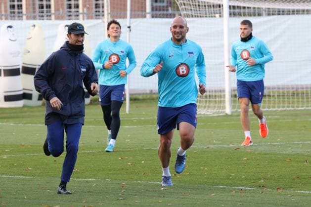 DEU, DFL, 2 FBL Hertha BSC, Training, 07 11 2023, Sportforum, Berlin, DEU, DFL, 2 FBL Hertha BSC, Training, im Bild Toni Leistner Hertha BSC Berlin 37 , Fabian Reese Hertha BSC Berlin 11 , Florian Niederlechner Hertha BSC Berlin 7 , Fitnessstrainer Hendrik Vieth Hertha BSC DFL regulations prohibit any use of Photographs as image sequences and or quasi video Foto Juergen Engler nordphoto GmbH nordphotoxGmbHx xEngler nph00076